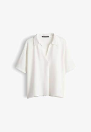 Camicia bianca a maniche corte con colletto, scollo a V e vestibilità morbida, mostrata su uno sfondo bianco uniforme.