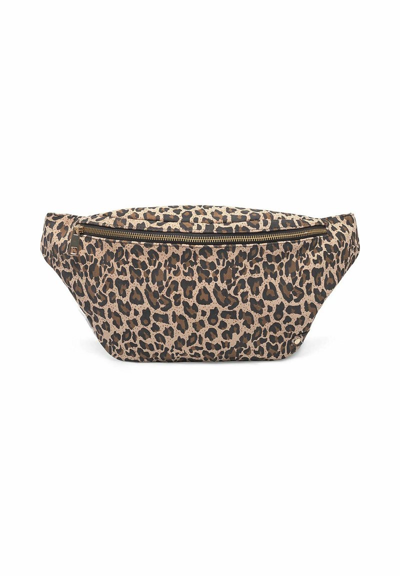 Marsupio a stampa leopardata con design piatto, materiale in tessuto, cerniera dorata e forma arrotondata. Gli accenti laterali presentano hardware scuro.