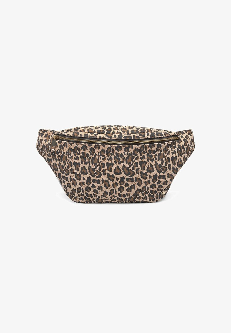 Fanny pack s tkanino v leopardjem vzorcu, s ploskim dizajnom, zlatim zipom in zaobljeno obliko. Stranske dodatke odlikujejo temni elementi.