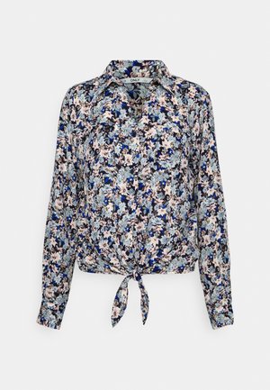 Langarmige bloemenblouse met blauwe, zwarte en beige bloemen, knoopsluiting aan de voorkant, kraag en vooraan een strikknoop in de taille.