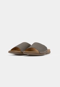 Sandales ouvertes en suède gris, à enfiler, avec une texture lisse, de faibles semelles en caoutchouc marron et un accent décoratif cousu.