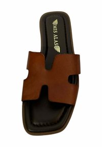 Sandal de piel marrón con diseño recortado, plantilla acolchada negra y forma rectangular. Presenta un logo de la marca en la plantilla.