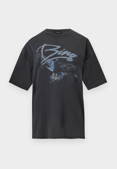 Μαύρο oversized T-shirt με μπλε γραφικό αετού και μεγάλο κείμενο «Bing» με καλλιγραφική γραμματοσειρά μπροστά, κοντά μανίκια και στρογγυλή λαιμόκοψη.
