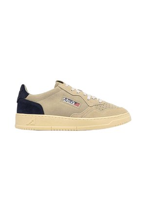 Sneaker in suede beige con tallone blu navy, lacci bianchi, punta forata e logo Autry con bandiera americana sul lato.