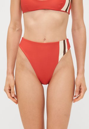 Augstās jostas sarkanā bikini apakšdaļa ar gludu tekstūru, sānos ar krēmkrāsas un brūnām vertikālām svītrām. Klasiska peldkostīmu dizaina.