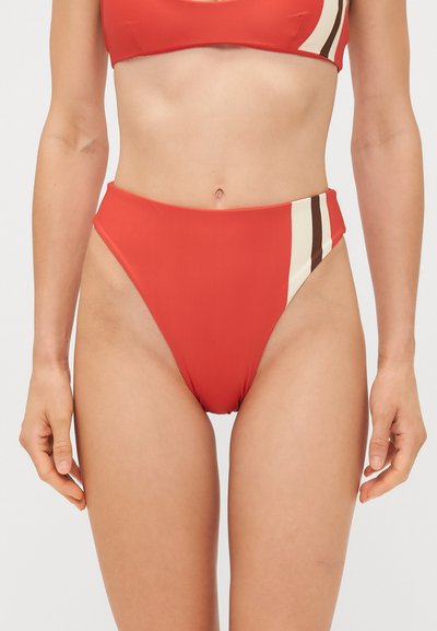 Bas de bikini rouge taille haute avec une texture lisse, présentant des rayures verticales crème et marron sur les côtés. Design de maillot de bain classique.