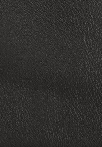 Svart lädertextur med en pebblad yta. Ytan är matt med synliga ådringar och en lätt upphöjd känsla.