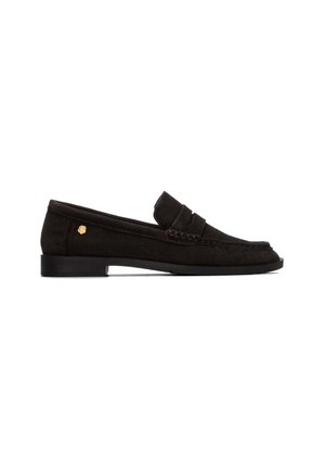 Mocassino in camoscio nero con tacco basso, cucitura sul davanti in stile mocassino e piccolo stemma dorato sul lato vicino al tallone.