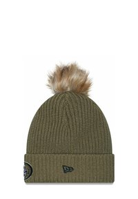 Olivgrüne gestrickte Mütze mit gerippter Textur, versehen mit einem Kunstfell-Pompon. Enthält ein Logo-Patch und einen umgeschlagenen Rand.