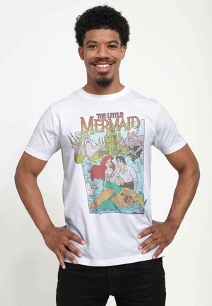 Witte katoenen t-shirt met een kleurrijke print van "De Kleine Zeemeermin," met Ariel, Eric en karakterdetails tegen een lichte achtergrond.