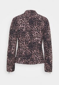 Veste matelassée à imprimé léopard rose et noir, manches longues et col court, vue de dos sur fond blanc.