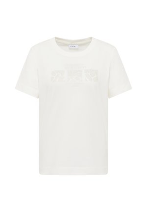 Hvid T-shirt med korte ærmer og rund halsudskæring, med et diskret blomsterudskåret mønster på brystet og en lille mærkeetiket inde i halsudskæringen.