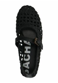 Zwarte geweven schoen met een open ontwerp, voorzien van een zwarte leren riem en gesp, en een platte zool met een logo op de binnenzool.