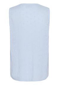 Débardeur bleu clair sans manches avec des motifs de cœurs texturés, encolure ronde et tissu doux. L'ourlet est légèrement courbé sur les côtés.