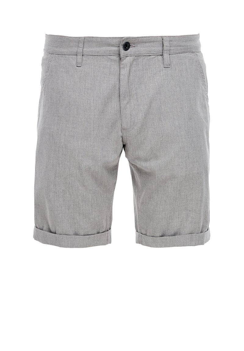 Shorts pour hommes gris clair longueur au genou avec bouton à l'avant, passants pour ceinture et revers roulés sur fond blanc.