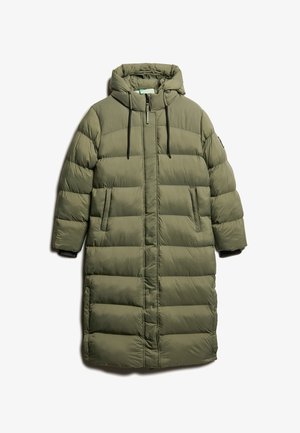 Abrigo de invierno largo y acolchado en verde oliva, con capucha, cremallera frontal, cordones ajustables y bolsillos laterales. Textura suave y acolchada.