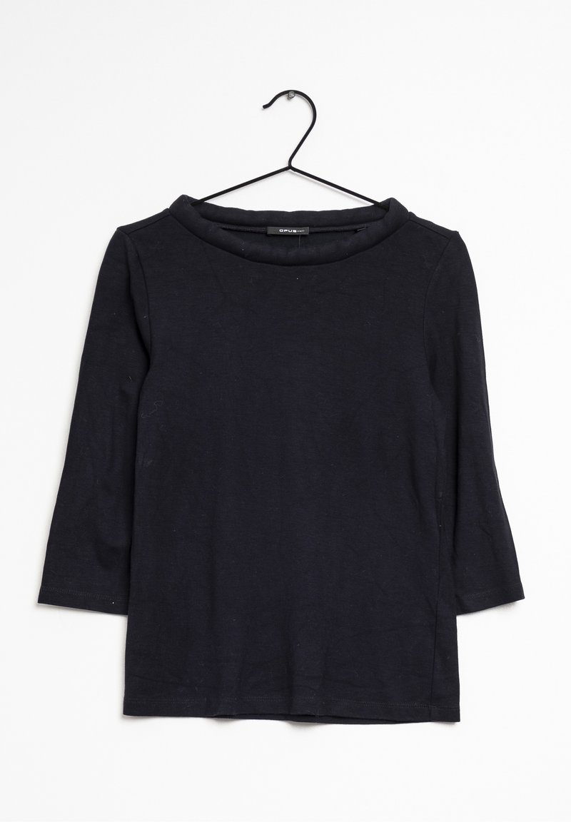 Top negro de manga larga con cuello redondo y una textura suave, colgado de un gancho negro sobre un fondo blanco.