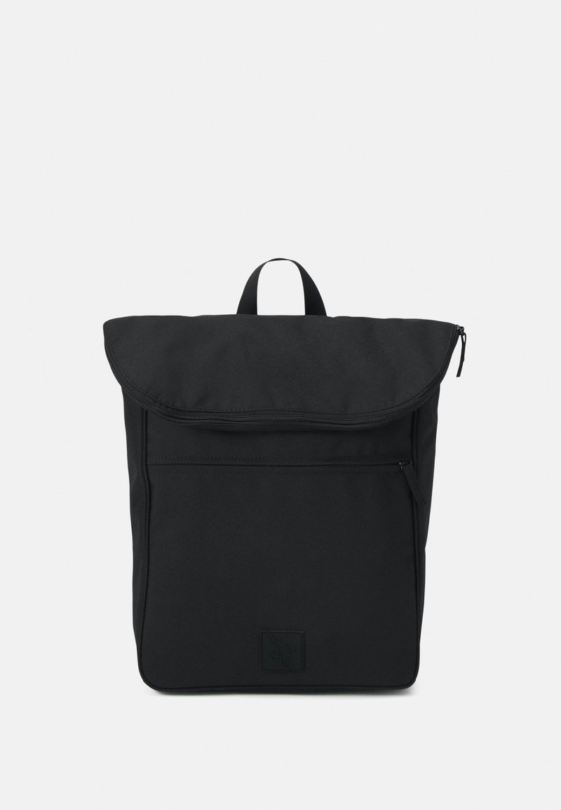 Sac à dos rectangulaire noir avec rabat supérieur, poche avant zippée et poignée en boucle sur un fond clair uni.