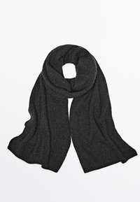 Écharpe côtelée gris foncé avec une texture douce, arborant un design en boucle continue qui se drape élégamment.