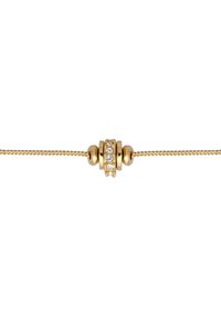Guldtonet armbånd med en glat kæde, der har en central perle prydet med klare rhinsten omgivet af rundede metalliske accenter.