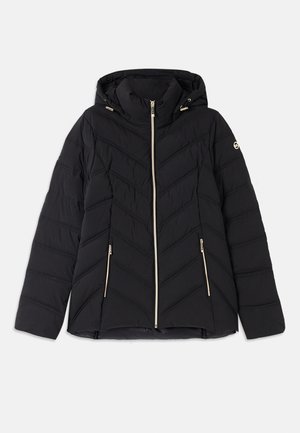 Zwarte pufferjas met een capuchon. Heeft chevron-quilting, een rits aan de voorkant en twee ritszakken aan de zijkant. Gouden accenten op de ritsen.