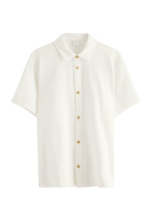 Hvid tekstureret skjorte med korte ærmer, krave og syv lysebrune knapper foran, vist på en ensfarvet baggrund.