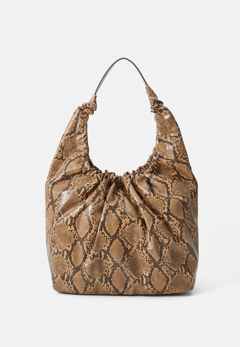 Braune synthetische Handtasche mit einem glänzenden Pythonhaut-Muster, ausgestattet mit einem gerafften oberen Teil und einem kurzen Griff für einfaches Tragen.