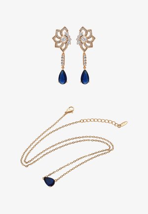 Cercei aurii cu modele florale din diamante și pietre prețioase albastre în formă de picătură, asortați cu un lanț auriu și un pandantiv în formă de picătură albastră.