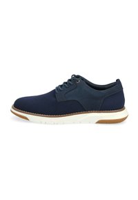 Zapato de cordones de malla y ante azul marino con una entresuela blanca y suela de goma marrón; presenta una puntera redondeada y detalles perforados.