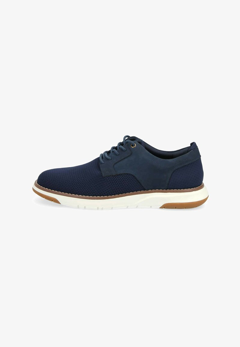 Zapato de cordones de malla y ante azul marino con una entresuela blanca y suela de goma marrón; presenta una puntera redondeada y detalles perforados.