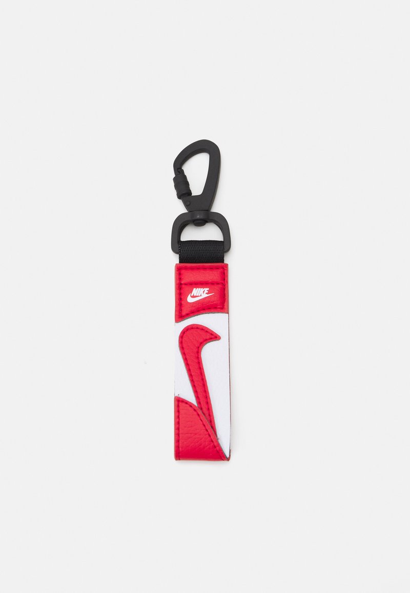 Rød og hvid Nike nøglering, med et tekstureret bånd, logo og en sort karabinhage til fastgørelse.