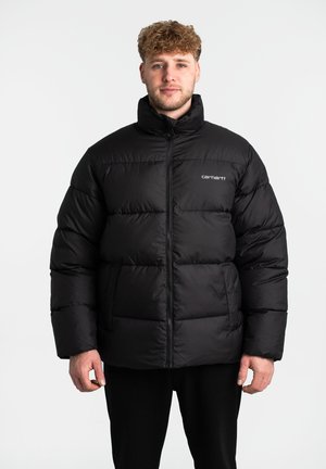 Zwarte gewatteerde jas van nylon met doorgestikte secties, hoge kraag, voorrits en klein logo aan de linkerzijde.