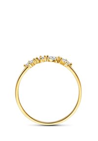 Bague en or avec un anneau lisse et cinq pierres transparentes serties à griffes dans différentes formes, présentant une finition polie et un design minimaliste.