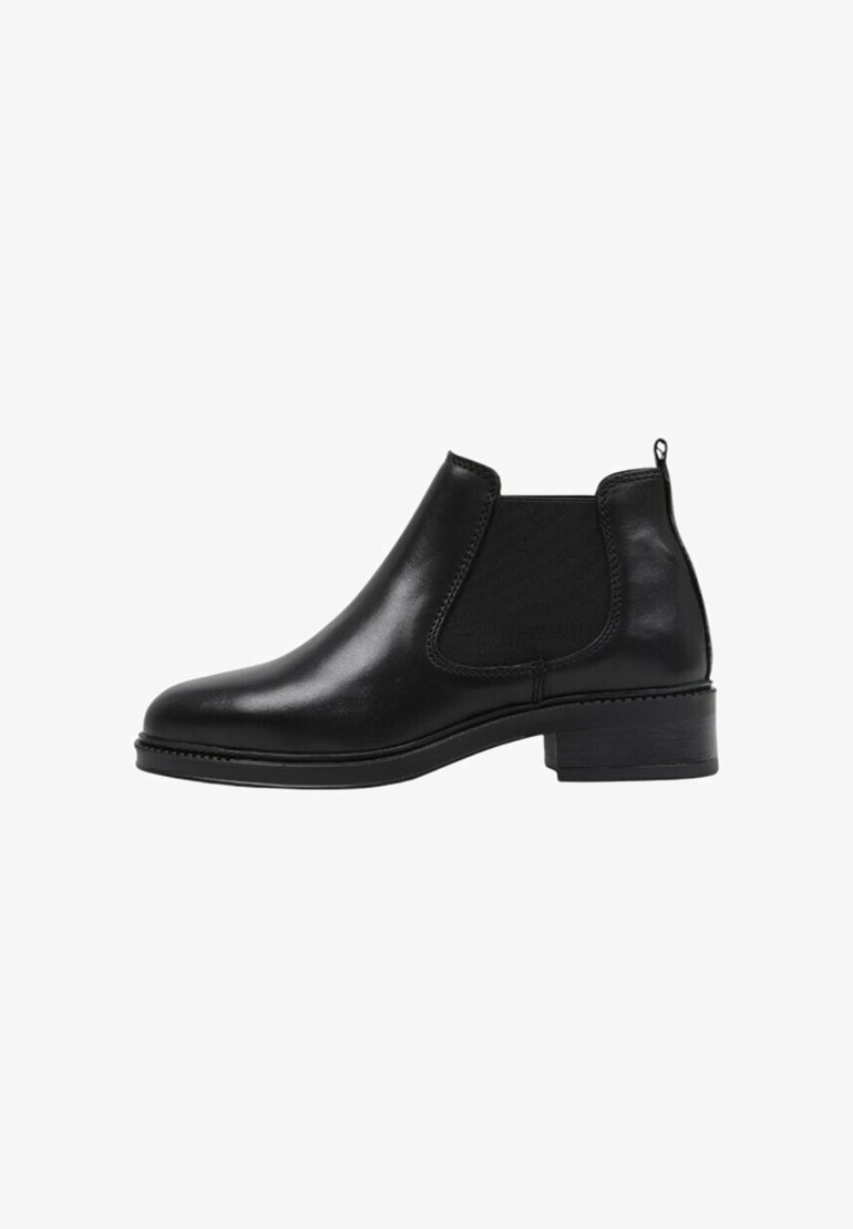 Botín Chelsea negro de cuero con paneles elásticos a los lados, puntera redondeada y un bajo tacón apilado. Textura suave con detalles de costura mínimos.