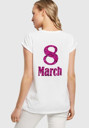 Merchcode WD -8 MARCH EXTENDED SHOULDER - T-shirts med print - white