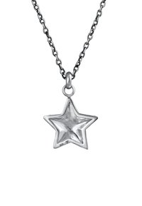 Sølvstjerne pendants på en metallkæde med en poleret overflade og spidse kanter. Markeret med "925" for ægthed af sterlingsølv.