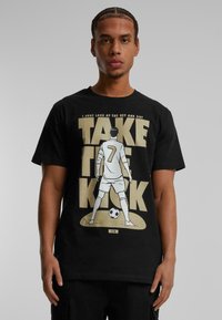 Sort bomulds T-shirt med et grafisk motiv af en fodboldspiller i hvid og guld samt teksten "TAKE THE KICK". Rund hals og korte ærmer.