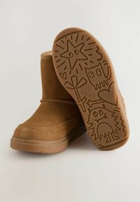 Rudi suede kulkšnai batai su guminėmis padais, puošti žaismingais reljefiniais raštais, įskaitant žvaigždutę, pelę ir monstrą, taip pat siuvimo detalės.