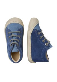 Modré semišové boty s béžovými gumovými podrážkami a tkaničkami. Vyznačují se kombinací tmavších a světlejších modrých odstínů, kulatou špičkou a kontrastním prošíváním.