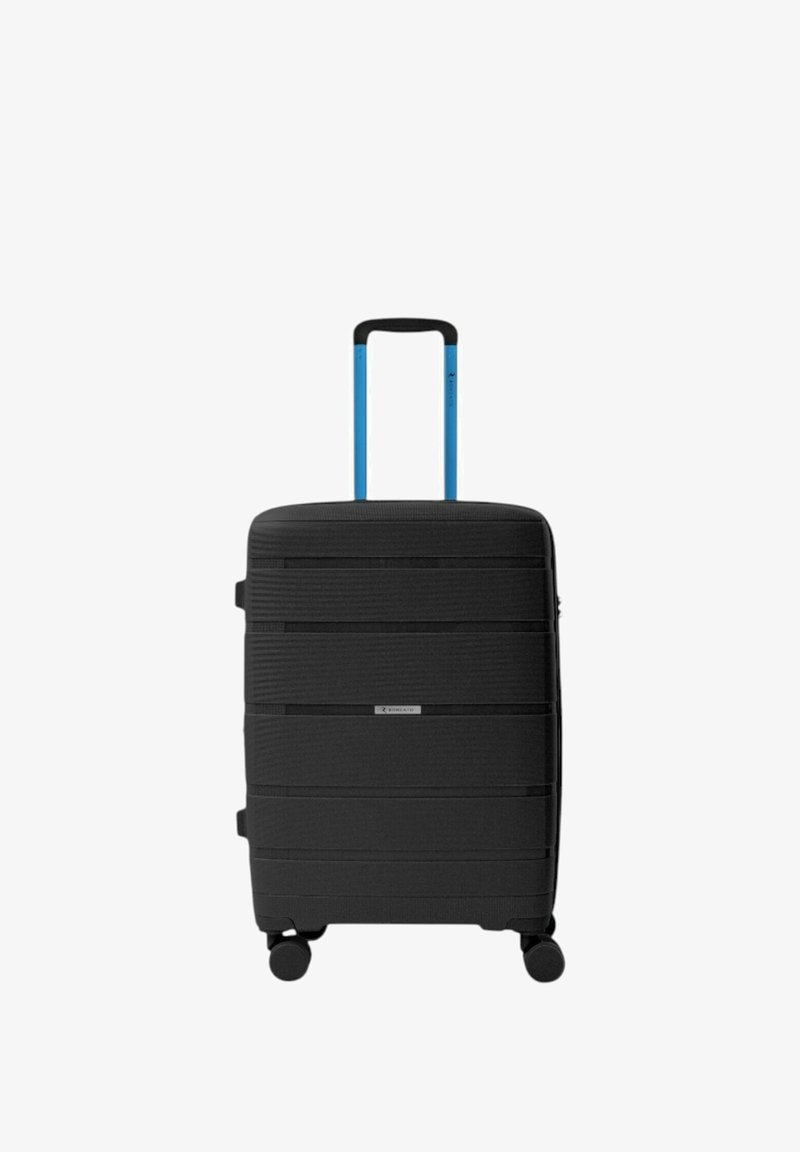 Valigia rigida nera con strisce texture, manico estensibile blu e quattro ruote per una facile manovrabilità.