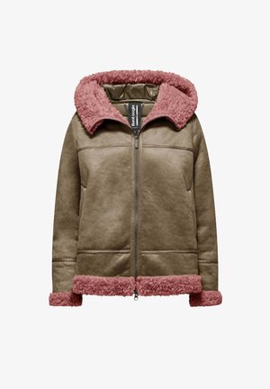 Brązowa kurtka z sztucznej skóry z różowym futrzanym kołnierzem i dołem. Posiada zamek błyskawiczny z przodu oraz dwie boczne kieszenie. Gładka tekstura, casualowy styl.