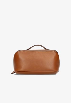 Beauty case in pelle marrone con manico superiore e cerniera, con logo "PICARD" inciso al centro frontale.