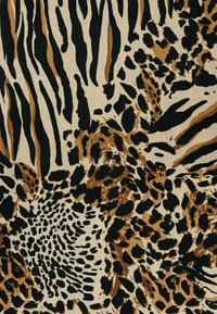 Textil mit einem auffälligen Leoparden- und Tigerstreifenmuster in Schwarz, Braun und Creme, mit glatter, glänzender Oberfläche.