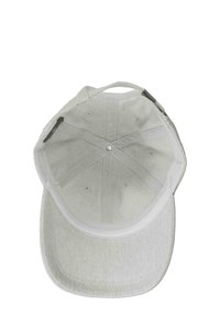 Weißer Hut mit gebogenem Schirm, aus weichem Textilgewebe gefertigt. Die Innenseite hat Belüftungslöcher und einen Snapback-Verschluss.
