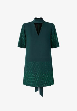 Abito a maniche corte in tessuto verde scuro, caratterizzato da scollatura a V, collo alto e decorazioni a forma di diamante in varie sfumature di verde.