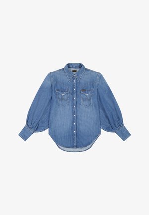 Modrá rifľová košeľa s dlhým rukávom, zapínaním na gombíky na prednej strane, s dvoma náprsné vreckami, nafúknutými rukávmi s manžetami a špicatým golierom.