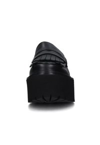 Czarne skórzane mokasyny z okrągłym noskiem, z fakturowaną taśmą i frędzlami na przodzie. Gruba gumowa podeszwa z rowkami.