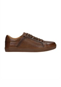 Braune Ledersneaker mit perforierten Seitenpaneelen, flachen Schnürsenkeln und einer strukturierten Gummisohle. Rundliche Zehenpartie und minimalistische Nahtdetails.