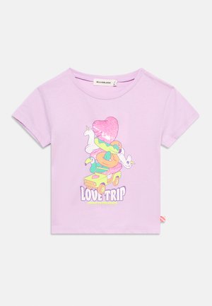 Maglietta lilla per bambino con grafica di un jeep giallo che trasporta gonfiabili colorati da spiaggia, un cuore rosa scintillante e il testo "LOVE TRIP #ROAD TO THE BEACH".