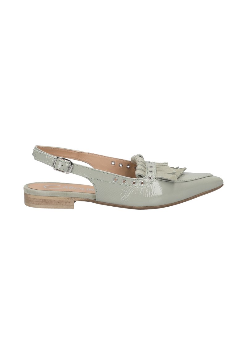 Mint vihreä, patenttinen nahka slingback-kengät, joissa on terävä kärki, koristeellinen fringi ja hopeiset niitit leikkauksessa. Matala puinen korko.